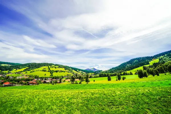 Niederau yakınlarındaki Markbachjoch manzarası. Tyrol 'daki Wildschoenau yakınlarında doğa ve çevre dağlar.