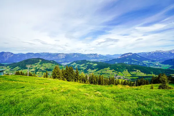 Niederau yakınlarındaki Markbachjoch manzarası. Tyrol 'daki Wildschoenau yakınlarında doğa ve çevre dağlar.