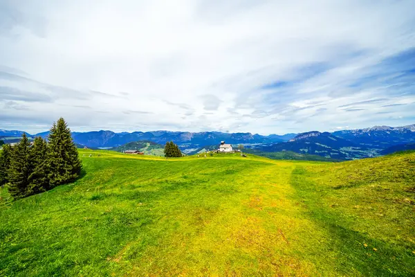 Niederau yakınlarındaki Markbachjoch manzarası. Tyrol 'da Wildschnau yakınlarındaki doğa ve çevre dağlar..