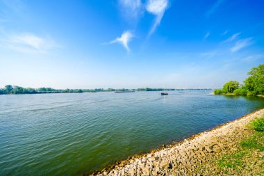 Doğa manzarası ve Rees 'deki gezinti güvertesi. Çevresindeki manzarayla Ren üzerinde bir şehir.