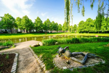 Tarihi Rees kasabasındaki kurbağa göletinin manzarası. Göletli şehir parkı.