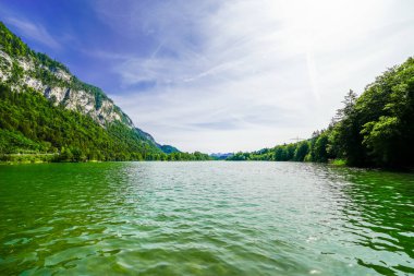 Reintal Gölü ve çevresindeki doğa manzarası. Tyrol 'da Kramsach yakınlarındaki göl manzarası.