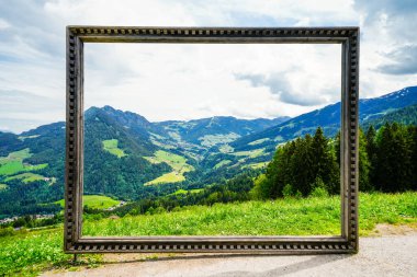 Saalbach Hinterglemm yakınlarındaki Reiterkogel dağından görüntü. Doğa ile çevrili dağ manzarası. Kitzbuehel Alplerinin Dağ Grubu.