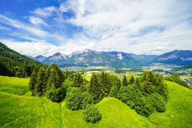 Saalbach Hinterglemm yakınlarındaki Reiterkogel dağından görüntü. Doğa ile çevrili dağ manzarası. Kitzbuehel Alplerinin Dağ Grubu.