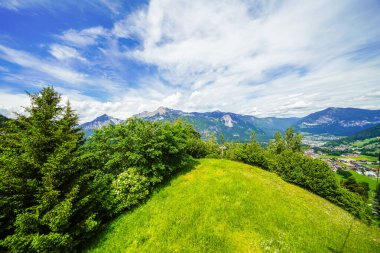 Saalbach Hinterglemm yakınlarındaki Reiterkogel dağından görüntü. Doğa ile çevrili dağ manzarası. Kitzbuehel Alplerinin Dağ Grubu.