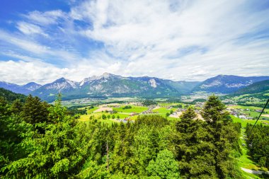 Saalbach Hinterglemm yakınlarındaki Reiterkogel dağından görüntü. Doğa ile çevrili dağ manzarası. Kitzbuehel Alplerinin Dağ Grubu.