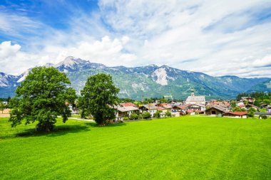Saalbach Hinterglemm yakınlarındaki Reiterkogel dağından görüntü. Doğa ile çevrili dağ manzarası. Kitzbuehel Alplerinin Dağ Grubu.