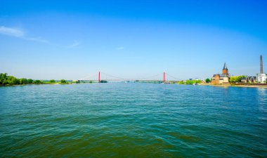 Emmerich am Rhein köprüsünün manzarası. Almanya 'nın en uzun asma köprüsüne sahip nehir kenarı manzarası.