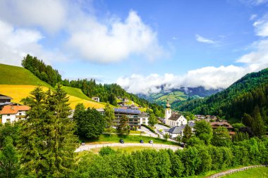 Auffach ve çevresindeki manzaranın görüntüsü. Avusturya 'nın Kufstein ilçesine bağlı Wildschoenau belediyesine bağlı Idyllic kasabası. Tyrol 'da dağları olan doğa.