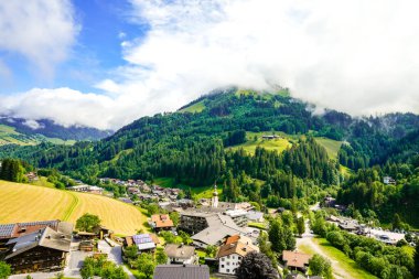 Auffach ve çevresindeki manzaranın görüntüsü. Avusturya 'nın Kufstein ilçesine bağlı Wildschoenau belediyesine bağlı Idyllic kasabası. Tyrol 'da dağları olan doğa.