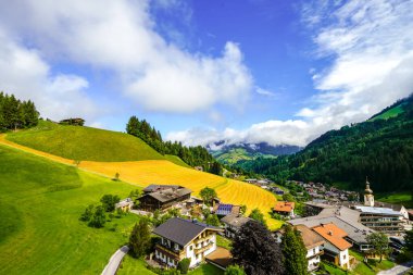 Auffach ve çevresindeki manzaranın görüntüsü. Avusturya 'nın Kufstein ilçesine bağlı Wildschoenau belediyesine bağlı Idyllic kasabası. Tyrol 'da dağları olan doğa.