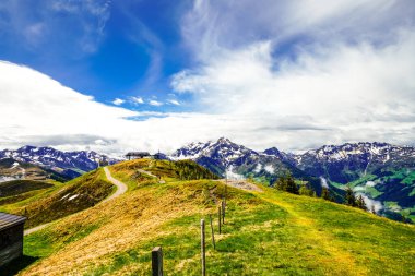 Çevredeki manzaranın Schatzberg 'den görüntüsü. Avusturya 'nın Kufstein bölgesindeki Wildschoenau' da Idyllic doğa. Tyrol 'daki Kitzbuehel Alplerinde dağ manzarası.