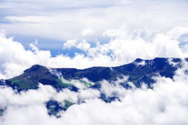 Çevredeki manzaranın Schatzberg 'den görüntüsü. Avusturya 'nın Kufstein bölgesindeki Wildschoenau' da Idyllic doğa. Tyrol 'daki Kitzbuehel Alplerinde dağ manzarası.