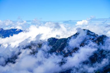 Çevredeki manzaranın Schatzberg 'den görüntüsü. Avusturya 'nın Kufstein bölgesindeki Wildschoenau' da Idyllic doğa. Tyrol 'daki Kitzbuehel Alplerinde dağ manzarası.