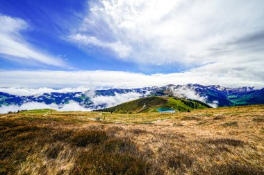 Çevredeki manzaranın Schatzberg 'den görüntüsü. Avusturya 'nın Kufstein bölgesindeki Wildschoenau' da Idyllic doğa. Tyrol 'daki Kitzbuehel Alplerinde dağ manzarası.