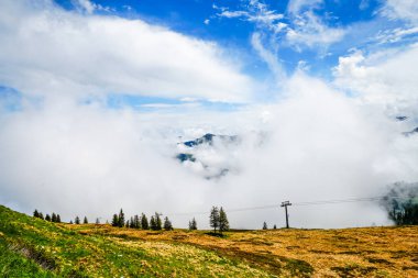 Çevredeki manzaranın Schatzberg 'den görüntüsü. Avusturya 'nın Kufstein bölgesindeki Wildschoenau' da Idyllic doğa. Tyrol 'daki Kitzbuehel Alplerinde dağ manzarası.
