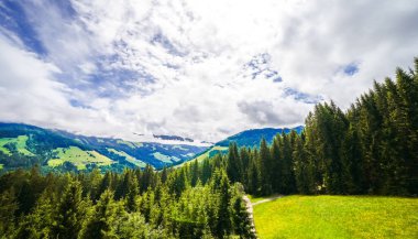 Çevredeki manzaranın Schatzberg 'den görüntüsü. Avusturya 'nın Kufstein bölgesindeki Wildschoenau' da Idyllic doğa. Tyrol 'daki Kitzbuehel Alplerinde dağ manzarası.