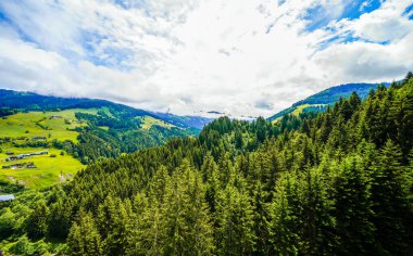 Çevredeki manzaranın Schatzberg 'den görüntüsü. Avusturya 'nın Kufstein bölgesindeki Wildschoenau' da Idyllic doğa. Tyrol 'daki Kitzbuehel Alplerinde dağ manzarası.