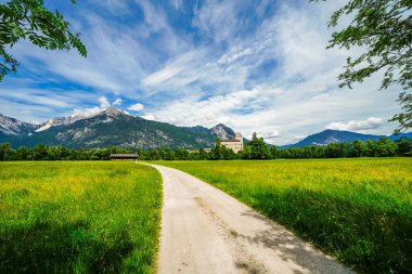 Tyrol 'daki Kufstein bölgesinde Muenster yakınlarındaki Lichtenwerth Kalesi manzarası. Eski bir şatosu olan manzara.