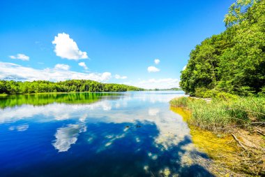 Seehamer See ve Münih yakınlarındaki Weyarn belediyesinin manzarası. Göl kıyısında turkuaz suyla donanımlı bir doğa..