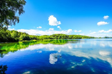 Seehamer See ve Münih yakınlarındaki Weyarn belediyesinin manzarası. Göl kıyısında turkuaz suyla donanımlı bir doğa..