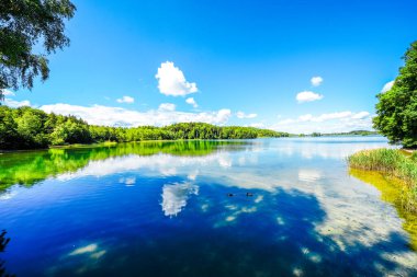 Seehamer See ve Münih yakınlarındaki Weyarn belediyesinin manzarası. Göl kıyısında turkuaz suyla donanımlı bir doğa..