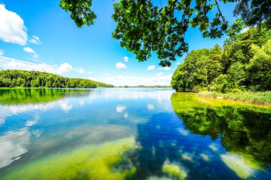 Seehamer See ve Münih yakınlarındaki Weyarn belediyesinin manzarası. Göl kıyısında turkuaz suyla donanımlı bir doğa..