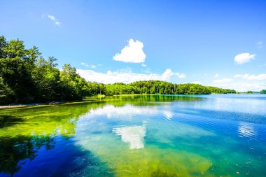 Seehamer See ve Münih yakınlarındaki Weyarn belediyesinin manzarası. Göl kıyısında turkuaz suyla donanımlı bir doğa..