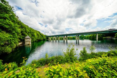 Doğa manzarası ve A46 köprüsü ile Iserlohn yakınlarındaki Seilersee. Callerbachtalsperre çevresindeki manzarayla.