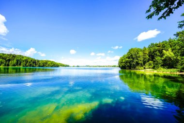 Seehamer See ve Münih yakınlarındaki Weyarn belediyesinin manzarası. Göl kıyısında turkuaz suyla donanımlı bir doğa..