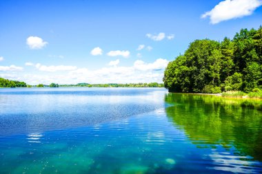 Seehamer See ve Münih yakınlarındaki Weyarn belediyesinin manzarası. Göl kıyısında turkuaz suyla donanımlı bir doğa..