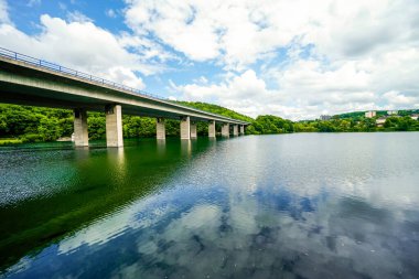 Doğa manzarası ve A46 köprüsü ile Iserlohn yakınlarındaki Seilersee. Callerbachtalsperre çevresindeki manzarayla.