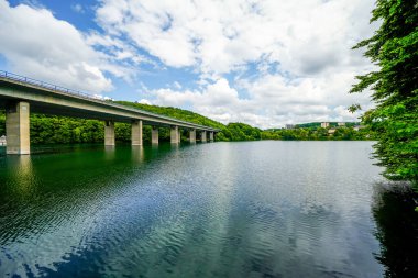 Doğa manzarası ve A46 köprüsü ile Iserlohn yakınlarındaki Seilersee. Callerbachtalsperre çevresindeki manzarayla.