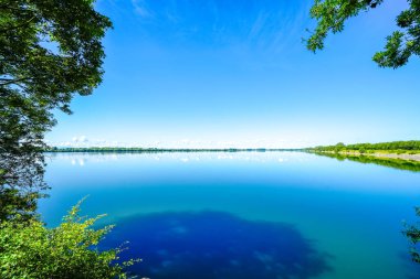 Ismaning rezervuarının ve çevrenin manzarası. Münih yakınlarındaki Bavyera 'daki rezervuarın manzarası.