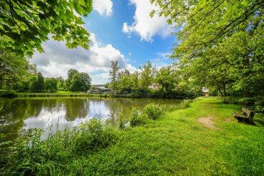 Knuellwald 'ın kuzeyindeki Hesse belediyesinin Wallenstein ilçesindeki gölet ve çevre manzarası.