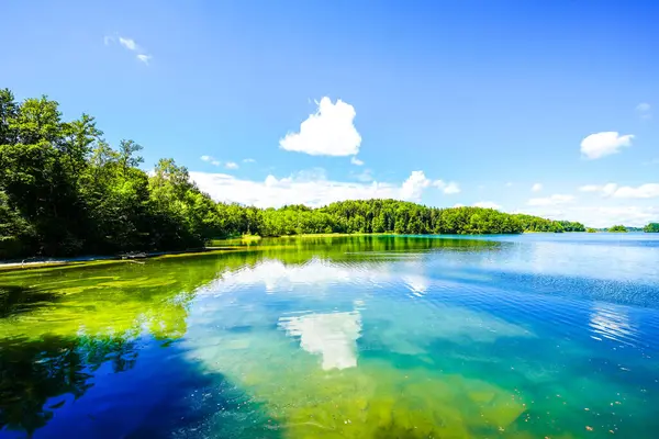 Seehamer See ve Münih yakınlarındaki Weyarn belediyesinin manzarası. Göl kıyısında turkuaz suyla donanımlı bir doğa..
