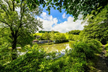 Knuellwald 'ın kuzeyindeki Hesse belediyesinin Wallenstein ilçesindeki gölet ve çevre manzarası.