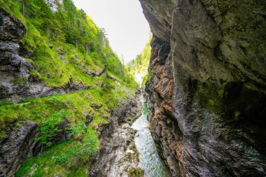 Kramsach ve Brandenberg arasındaki Tiefenbachklamm 'da doğa. Nehir manzarası ve Alpbachtal 'da kayalar.