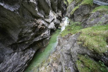 Kramsach ve Brandenberg arasındaki Tiefenbachklamm 'da doğa. Nehir manzarası ve Alpbachtal 'da kayalar.