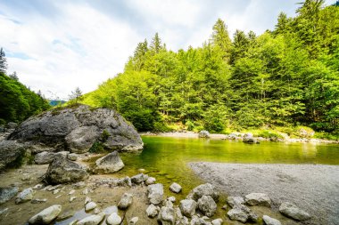 Kramsach ve Brandenberg arasındaki Tiefenbachklamm 'da doğa. Nehir manzarası ve Alpbachtal 'da kayalar.