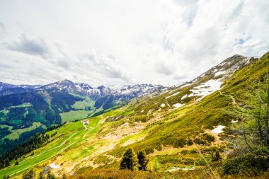 Alpbachtal 'daki Wiedersberger Borusu' nun manzarası. Doğa, dağlar ve Avusturya 'daki Alpbach yakınlarındaki Zillertal Alpler manzarası.