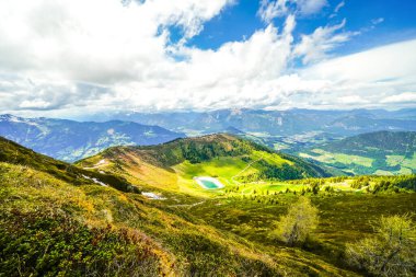 Alpbachtal 'daki Wiedersberger Borusu' nun manzarası. Doğa, dağlar ve Avusturya 'daki Alpbach yakınlarındaki Zillertal Alpler manzarası.
