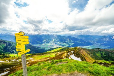 Alpbachtal 'daki Wiedersberger Borusu' nun manzarası. Doğa, dağlar ve Avusturya 'daki Alpbach yakınlarındaki Zillertal Alpler manzarası.