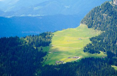 Alpbachtal 'daki Wiedersberger Borusu' nun manzarası. Doğa, dağlar ve Avusturya 'daki Alpbach yakınlarındaki Zillertal Alpler manzarası.