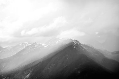 Alpbachtal 'daki Wiedersberger Borusu' nun manzarası. Doğa, dağlar ve Avusturya 'daki Alpbach yakınlarındaki Zillertal Alpler manzarası.