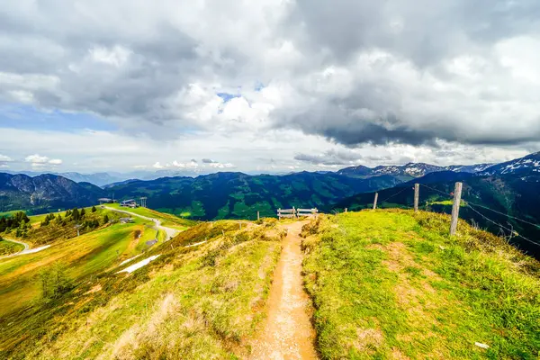 Alpbachtal 'daki Wiedersberger Borusu' nun manzarası. Doğa, dağlar ve Avusturya 'daki Alpbach yakınlarındaki Zillertal Alpler manzarası.