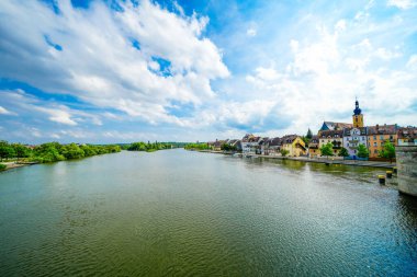 Ana Köprü 'den ve Kitzingen şehrinden görüntü geliyor. Şehrin ortaçağ taş köprüsü.