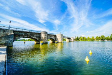 Kitzingen 'deki Ana Köprü ve Eski Köprü manzarası. Şehrin ortaçağ taş köprüsü.