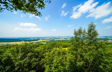 Schesslitz yakınlarındaki yeşil manzaranın görüntüsü.