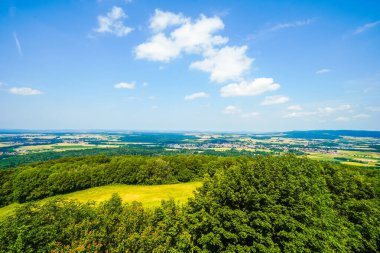 Schesslitz yakınlarındaki yeşil manzaranın görüntüsü.